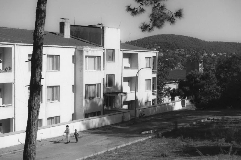Gone Till Dark: The Era When Kids Disappeared After Breakfast and Parents Didn't Flinch